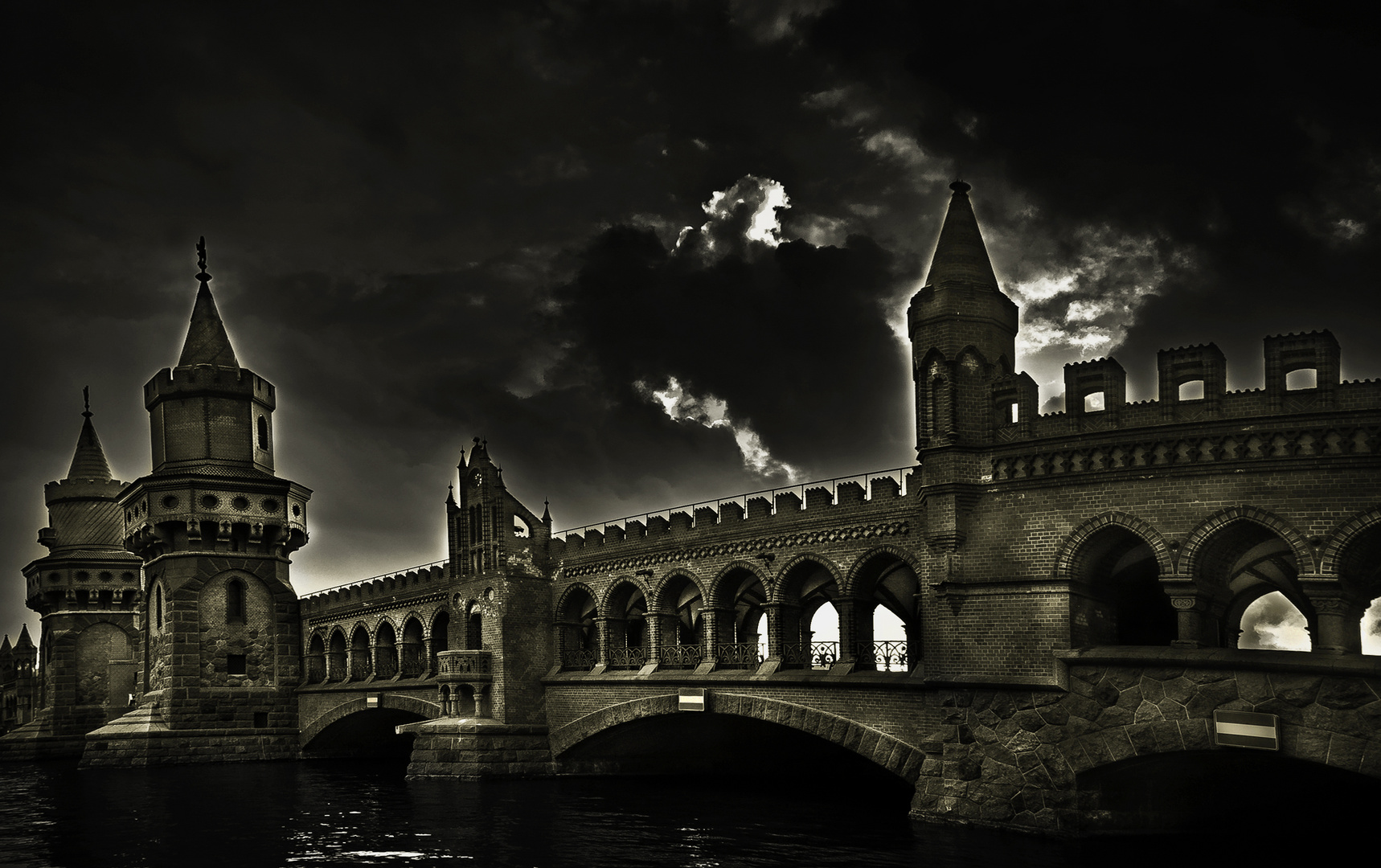 Oberbaumbrücke in S/w Sepia