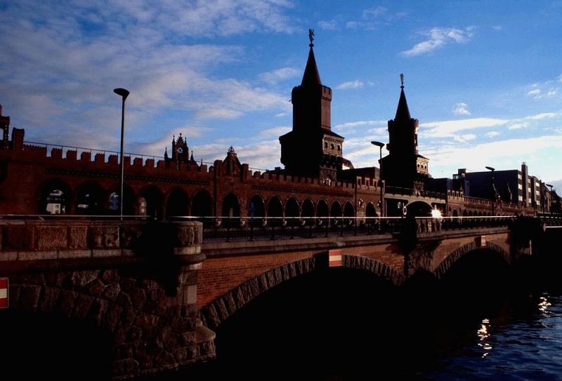 Oberbaumbrücke in untergehender Sonne