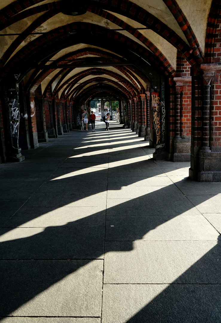 Oberbaumbrücke - lange Schatten