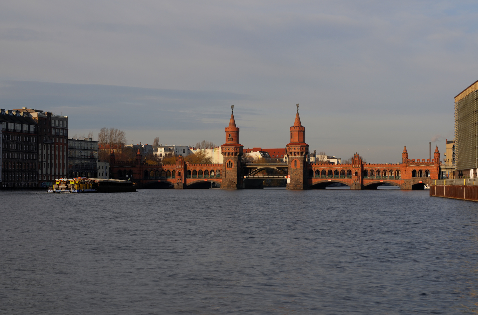 Oberbaumbrücke mit Schiff