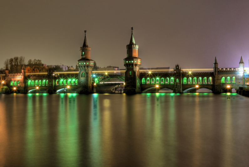 Oberbaumbrücke trägt grün..