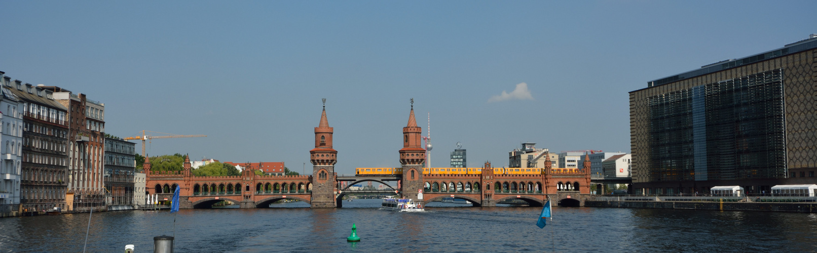 Oberbaumbrücke vom Wasser aus gesehen