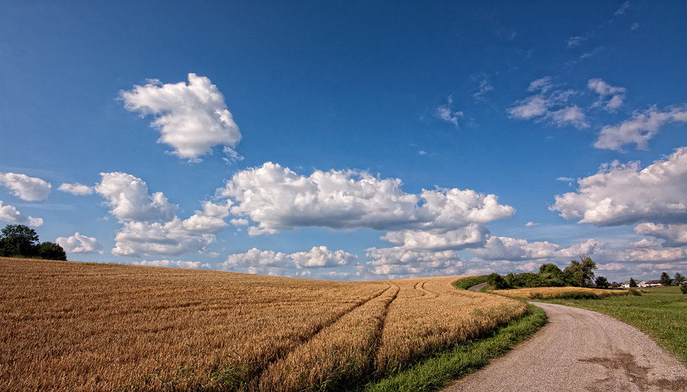 Oberbayerische Landschaft mit blau weißem Himmel