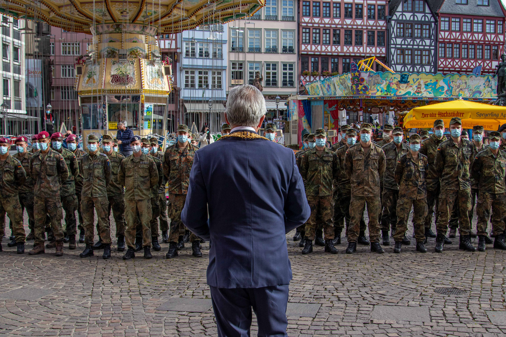 Oberbürgermeister Peter Feldmann begrüßt die Bundeswehr in Frankfurt