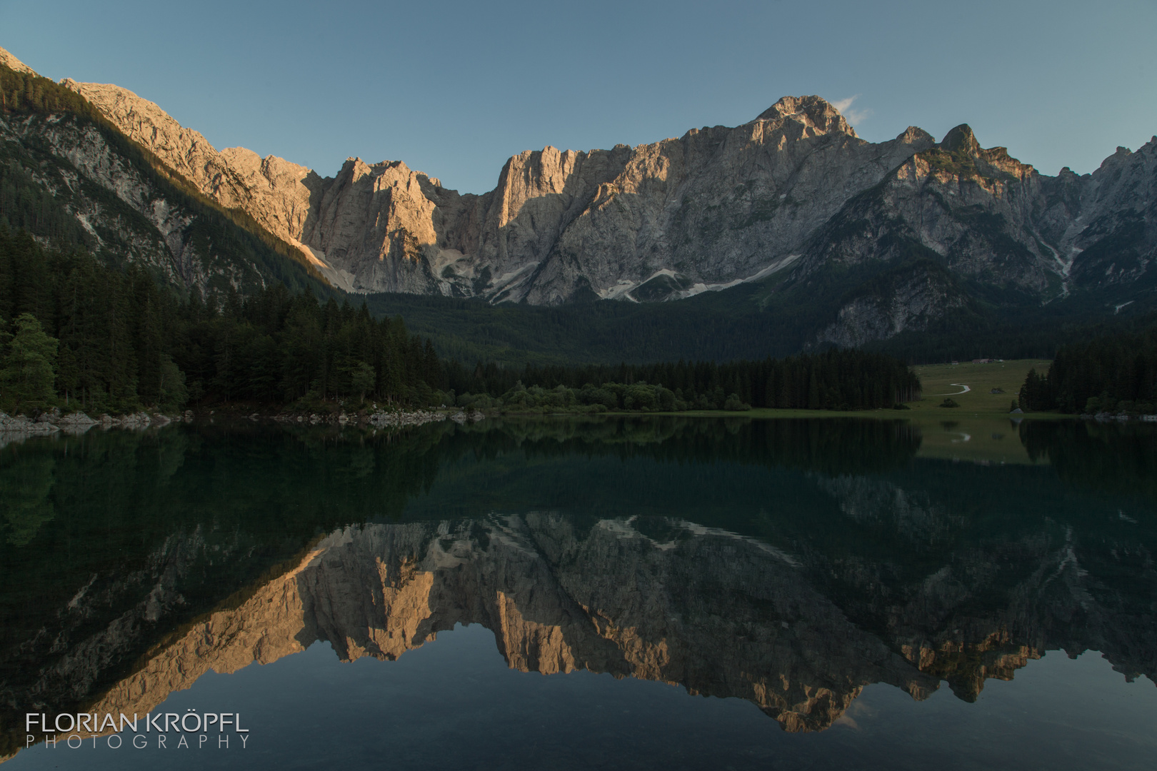 Oberer Weißenfelsersee und Mangart (2677m)