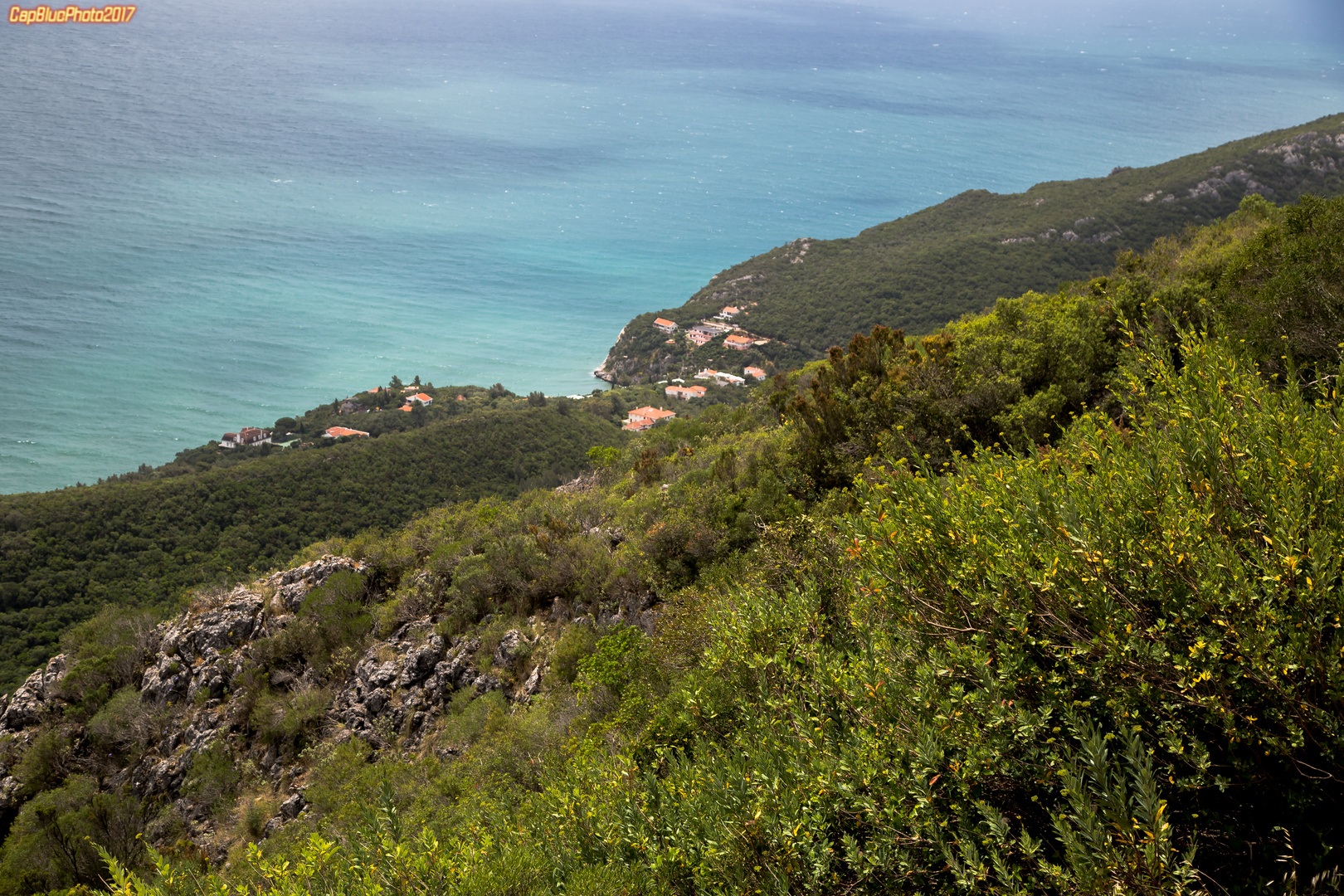 Oberhalb von Portinho da Arrabida