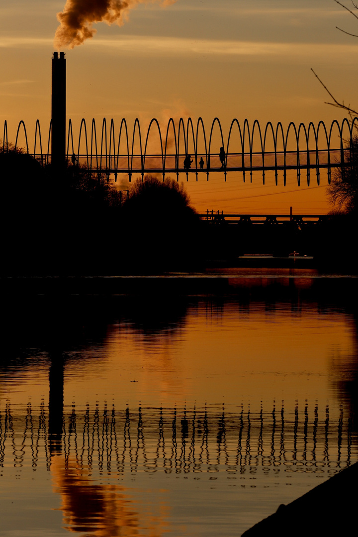 Oberhausen: Slinky-Springs Brücke