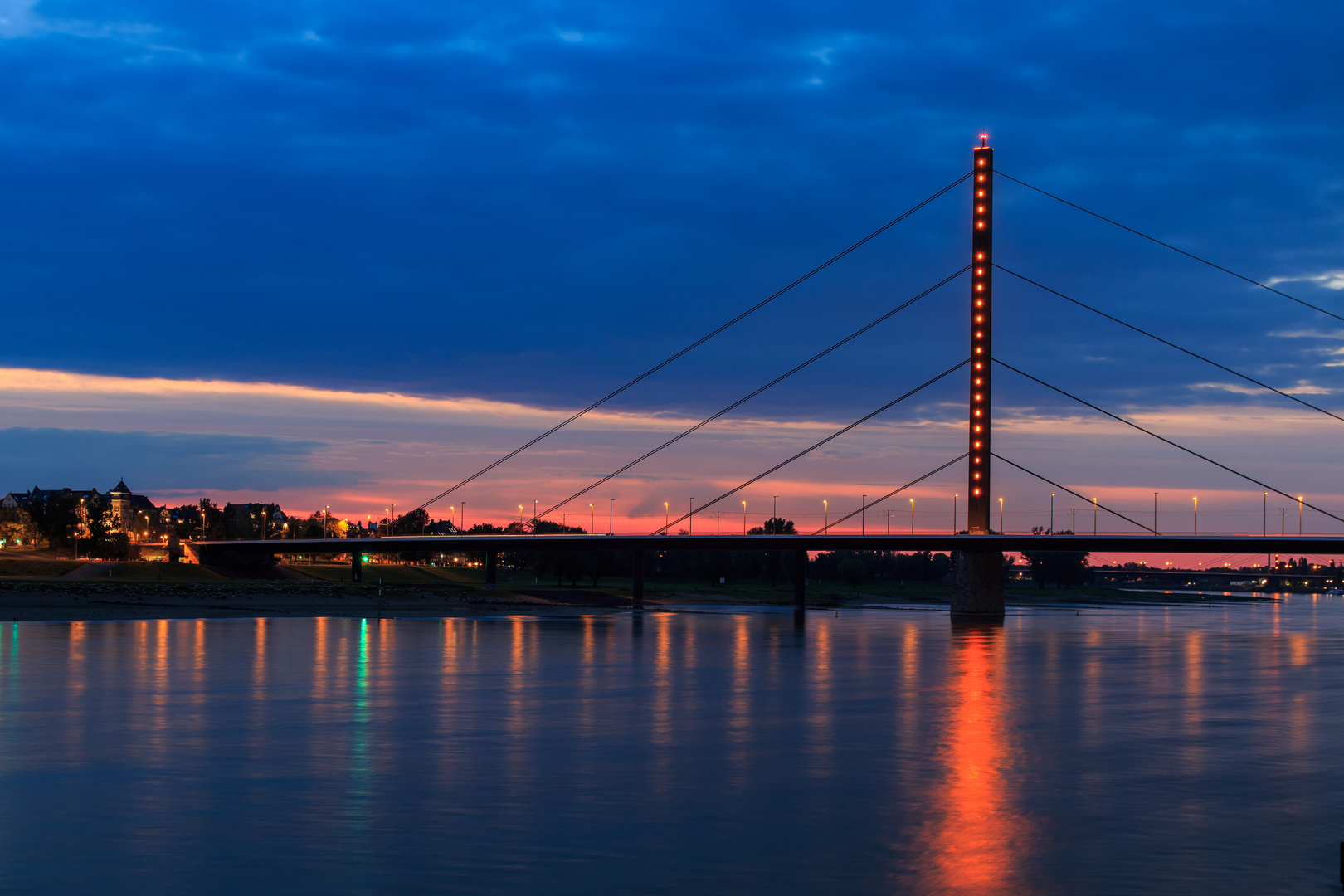 Oberkasseler Brücke am Abend