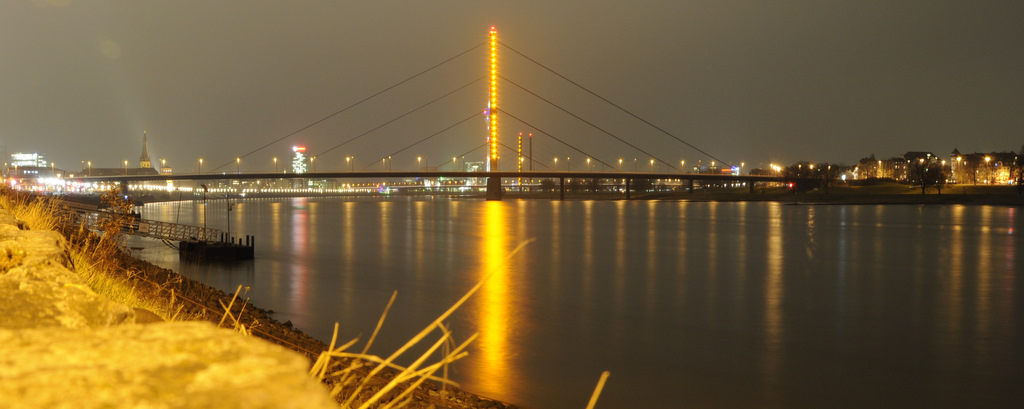 Oberkasseler Brücke bei Nacht