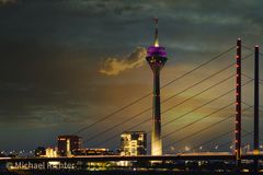 Oberkasseler Brücke bei Nacht