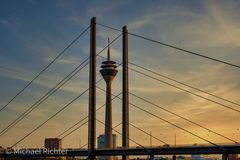 Oberkasseler Brücke mit dem Rheinturm