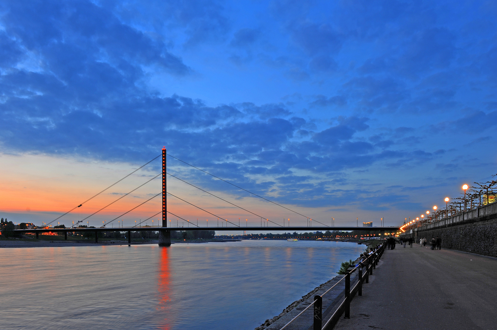 Oberkasseler Rheinbrücke...