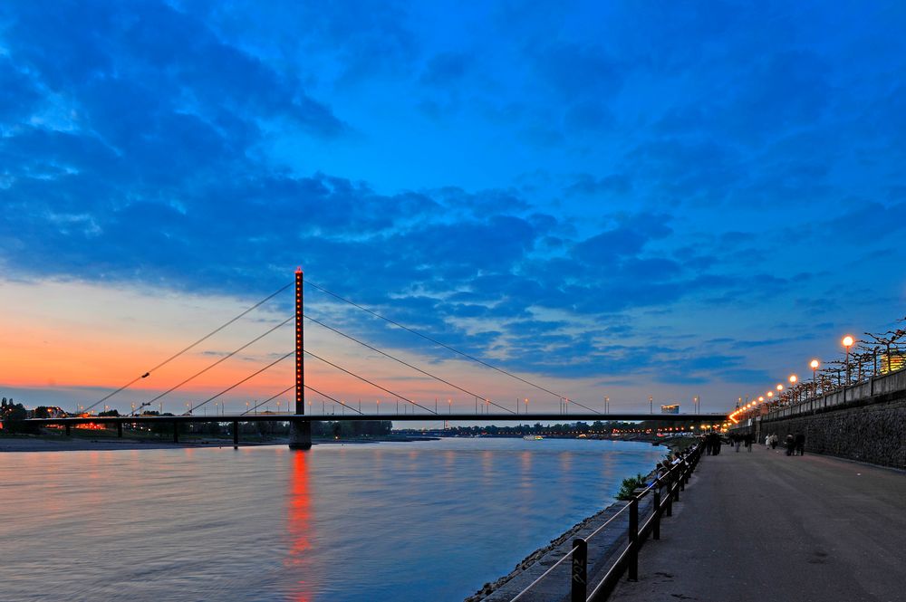 Oberkasseler Rheinbrücke...