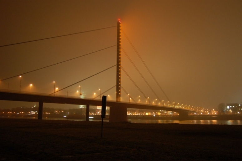 Oberkasseler Rheinbrücke bei Nacht