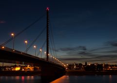 Oberkassler Brücke bei Nacht