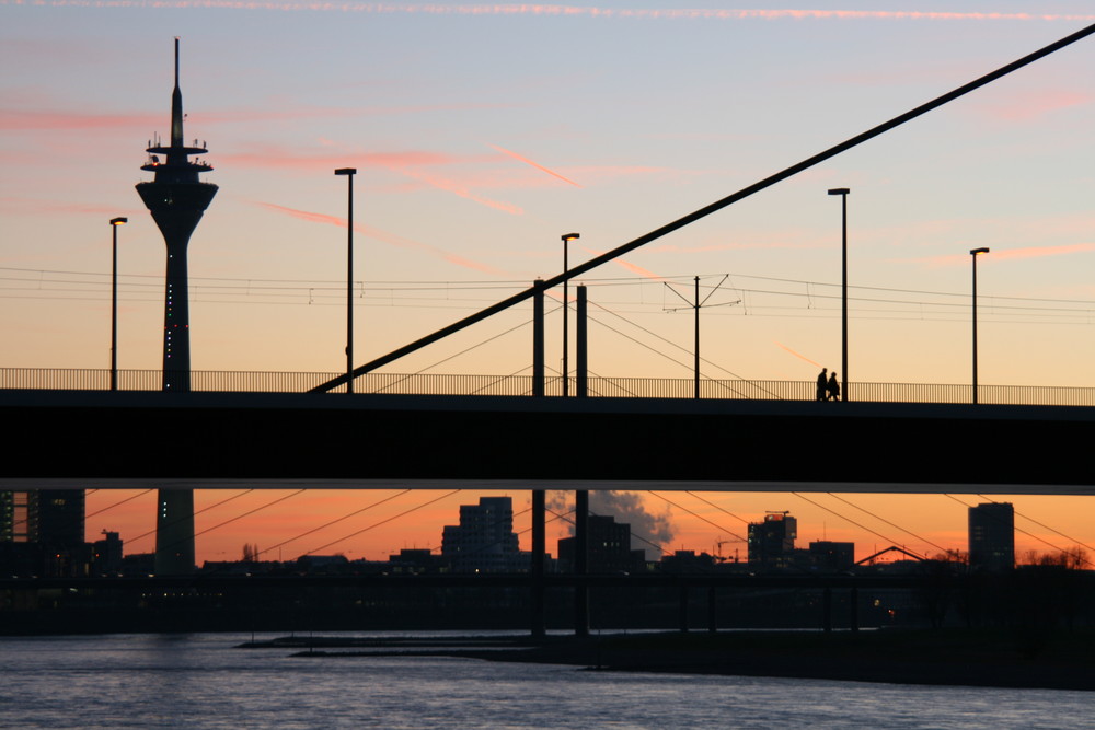 Oberkassler Brücke im Sonnenuntergang