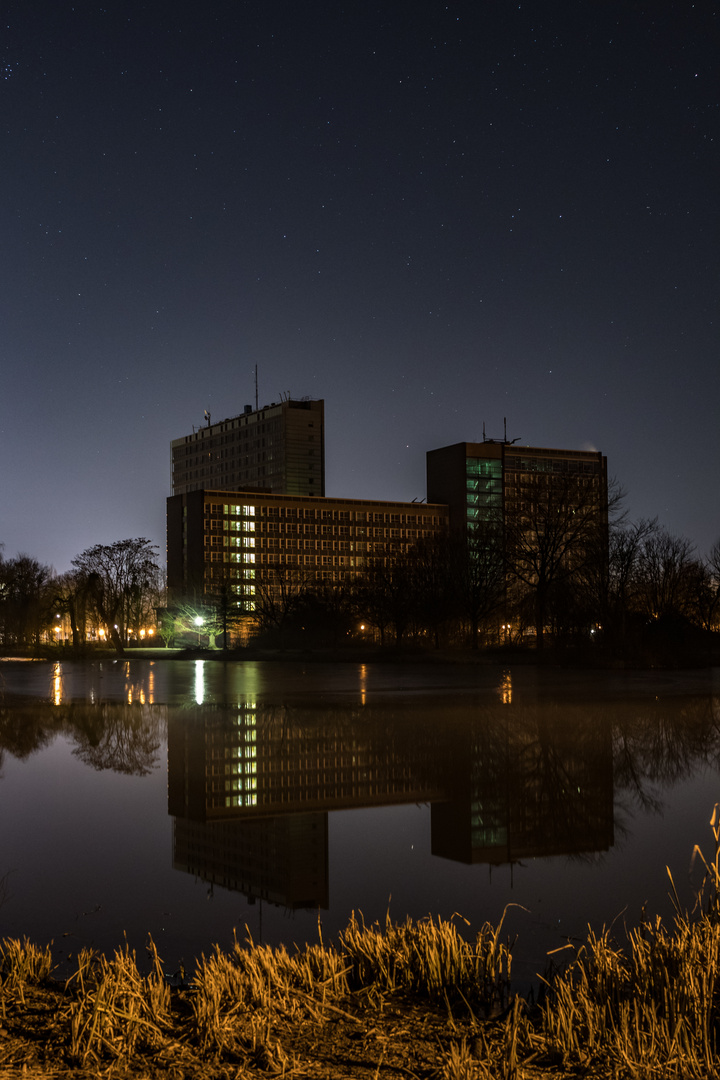 Oberlandesgericht bei Nacht