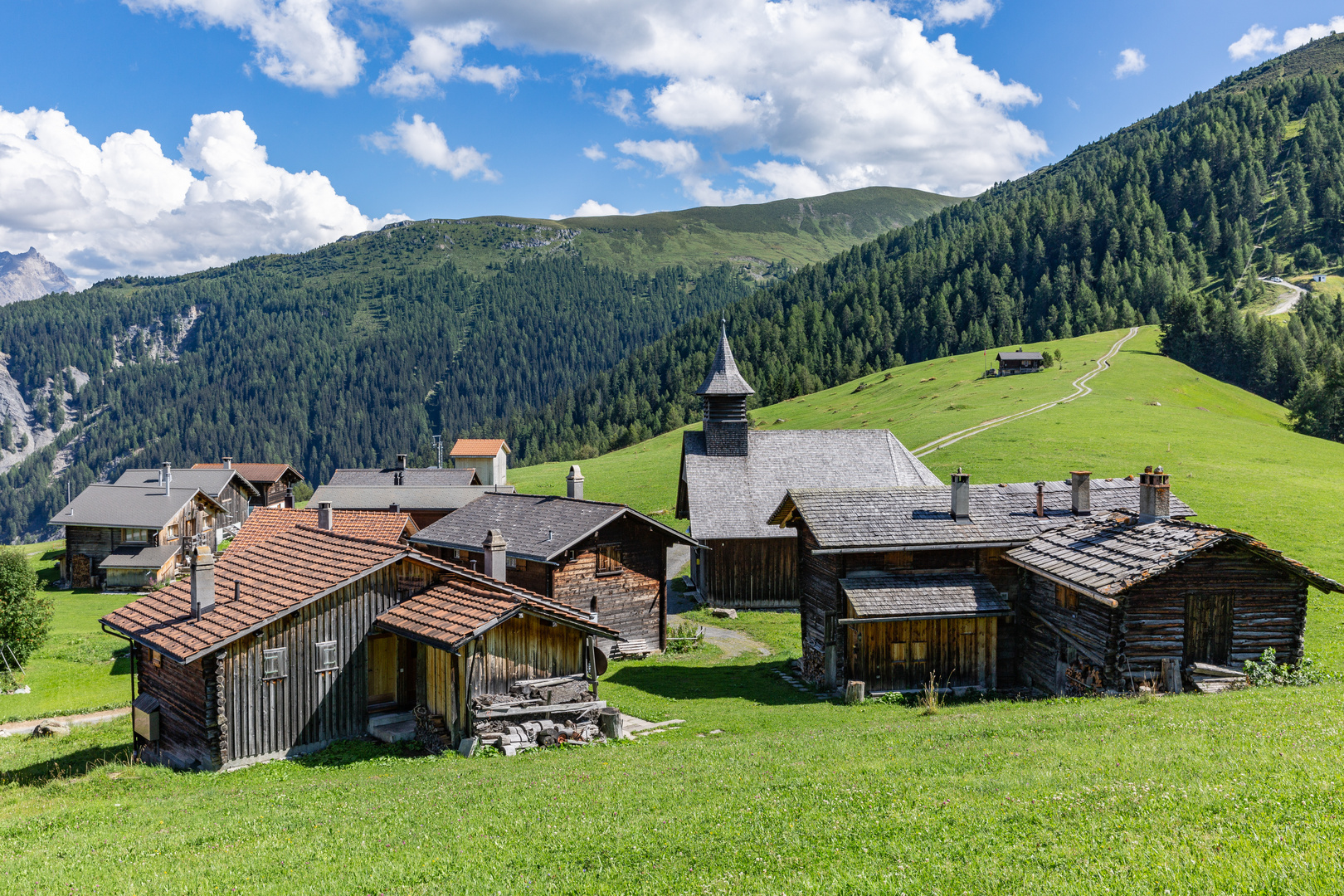 Obermutten mit Holzkirche