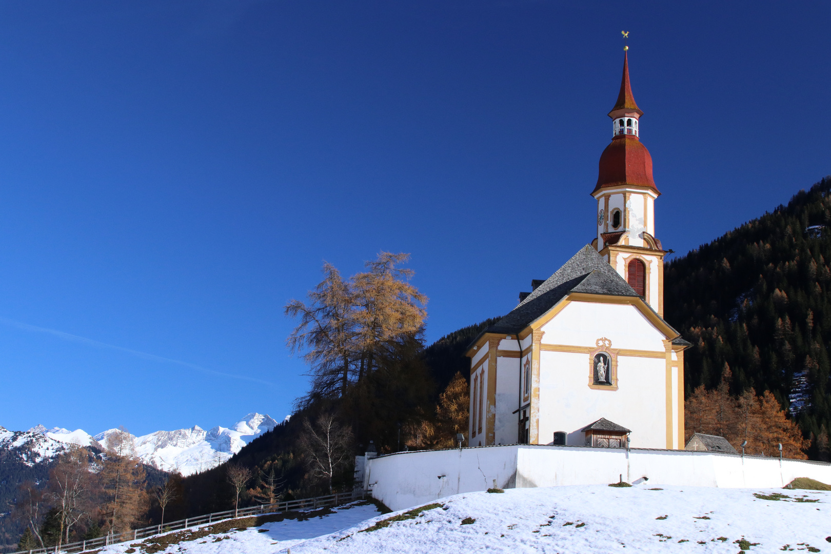 Obernberger Kirche mit Olperer im Hintergrund