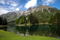 Obernbergersee mit Kirchlein und Tribulaun