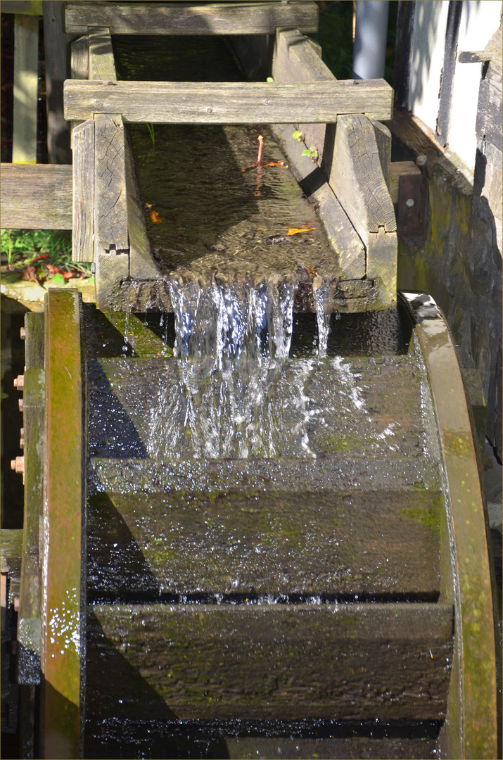 Oberschächtiges Wasserrad für den Schleifsteinantrieb der Beilschmiede.