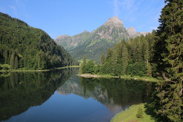 Obersee im Kanton Glarus mit Berg "Brünnelistock"