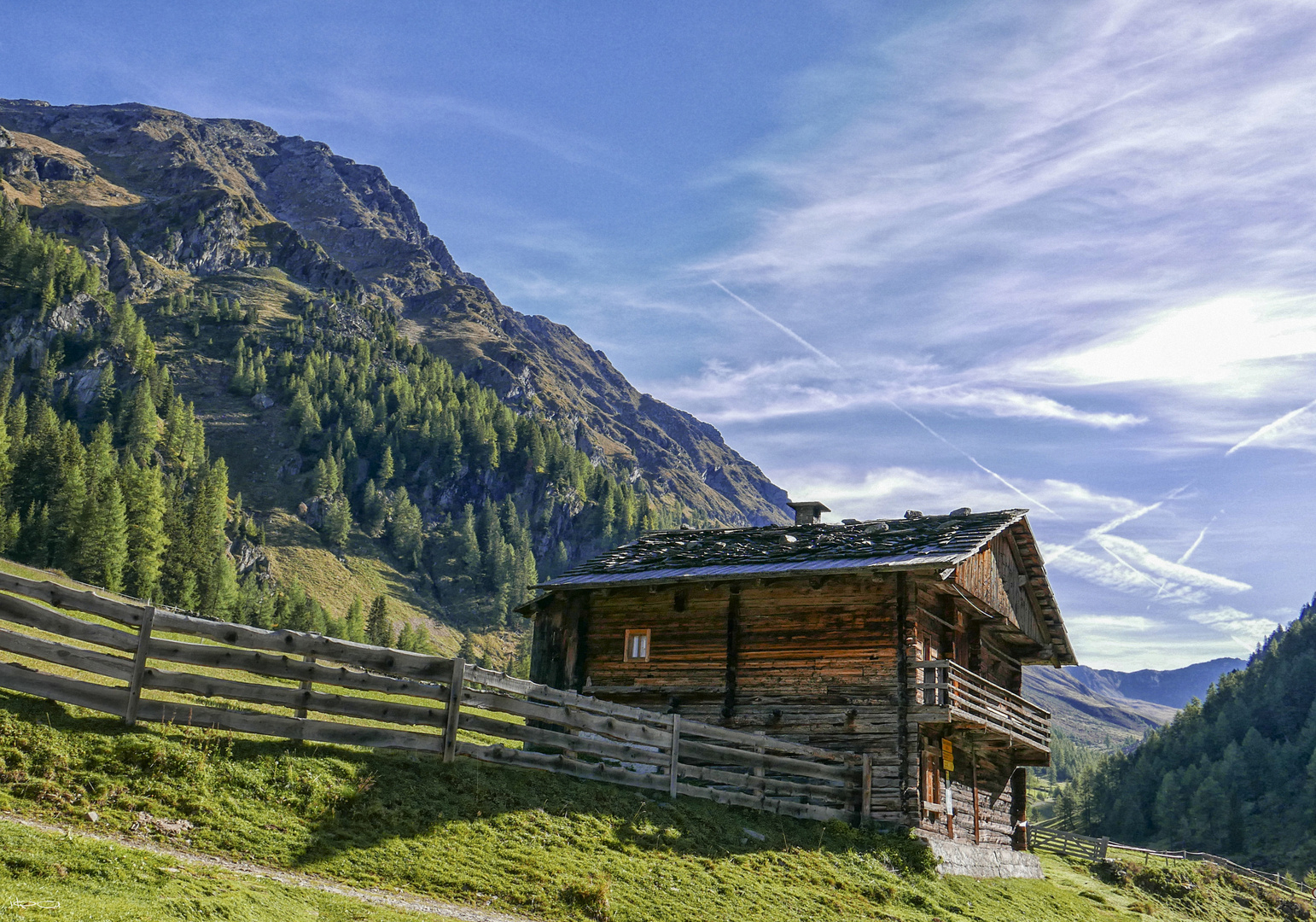 Oberstalleralm mit Rote Spitze (2956m)