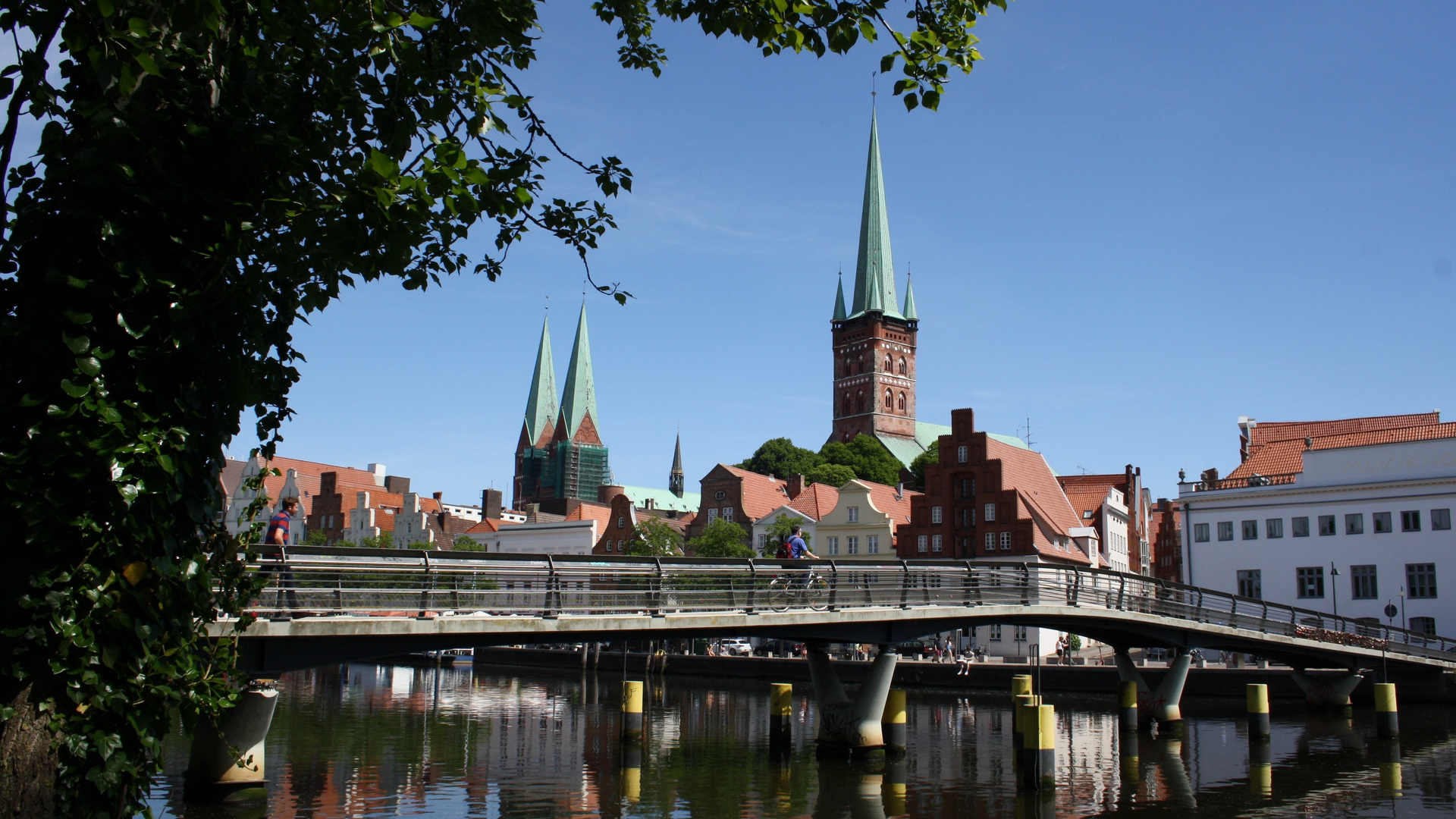 Obertrave mit Petrikirche - 1-250 Sek. f 11  18mm ISO  200