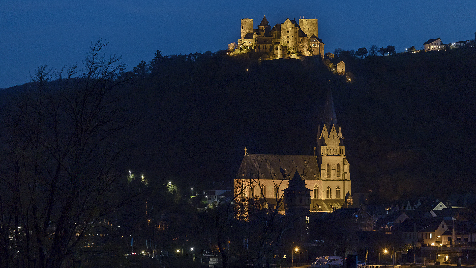 OBERWESEL: Liebfrauenkirche mit Schönburg