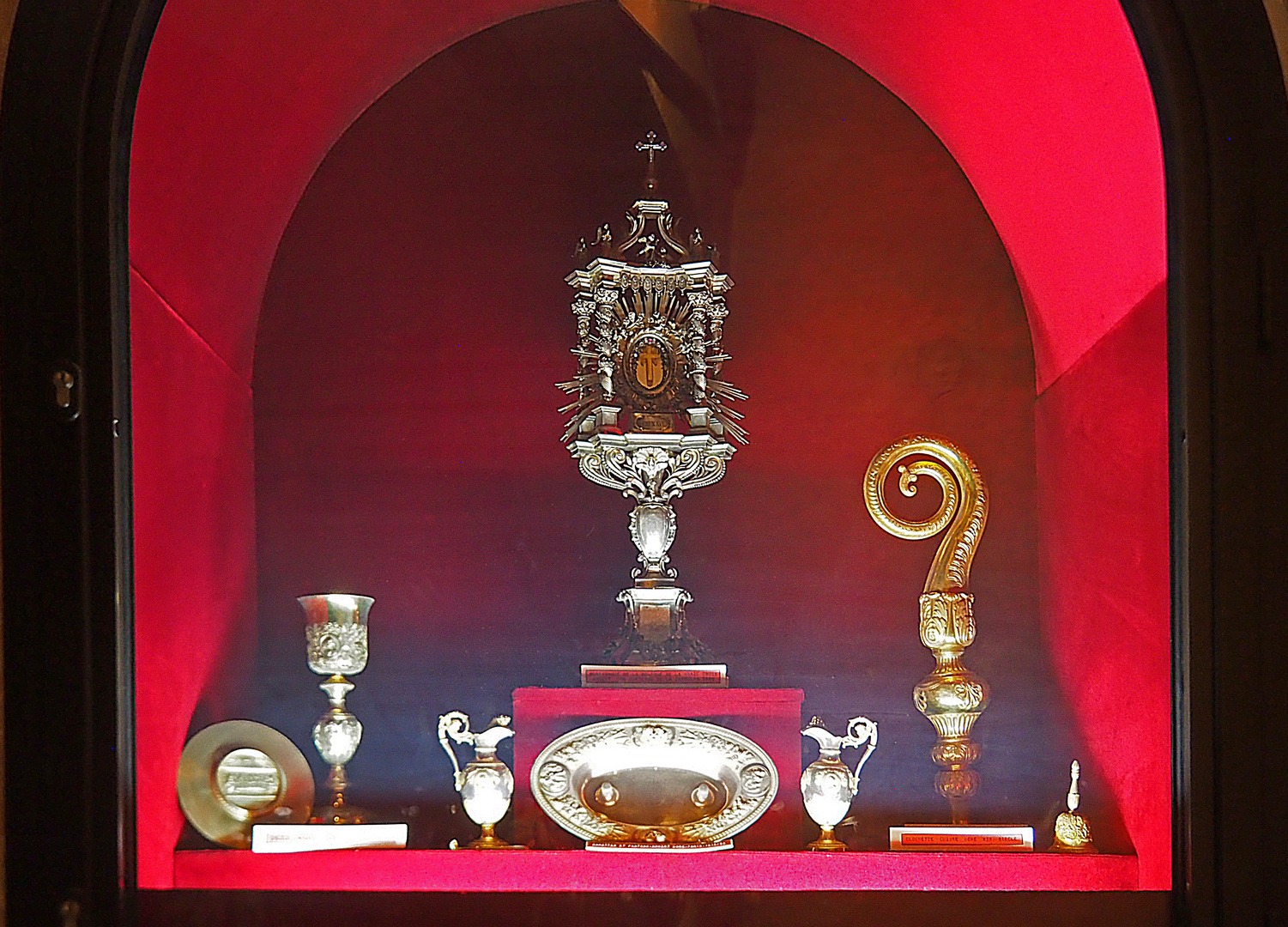 Objets liturgiques exposés dans la crypte