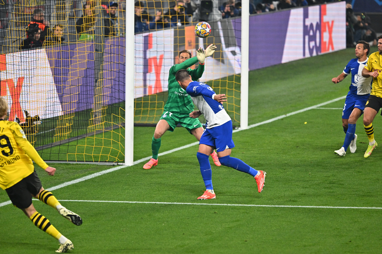 Oblak bekommt noch gerade die Hände hoch.