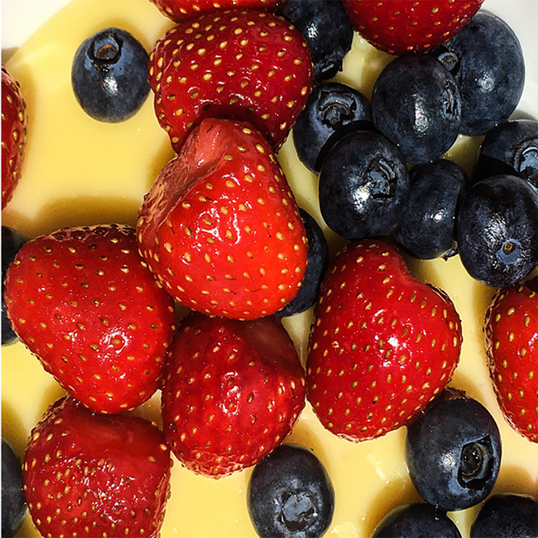 Obst auf Vanillepudding