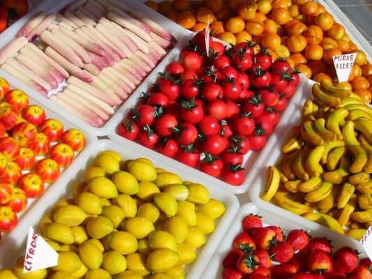 Obst und Gemüse frisch auf den Tisch
