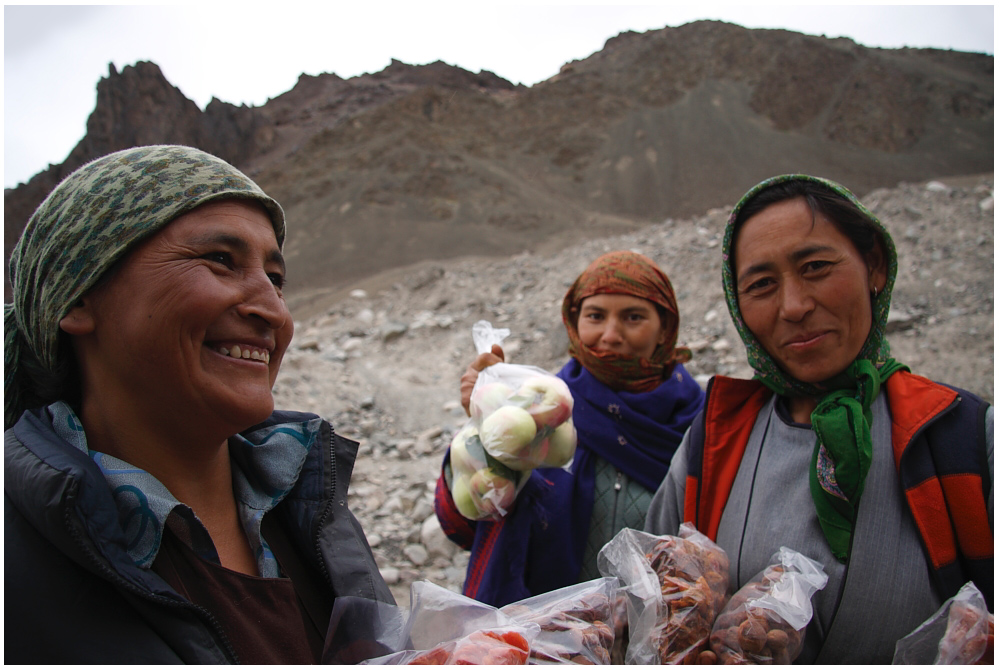 Obsthändlerinnen auf dem Weg zwischen Kargil und Lamayuru