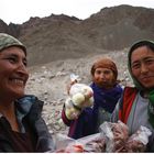 Obsthändlerinnen auf dem Weg zwischen Kargil und Lamayuru