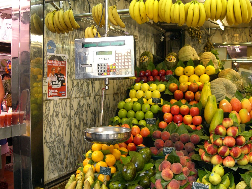 Obststand in der Markthalle von Barcelona