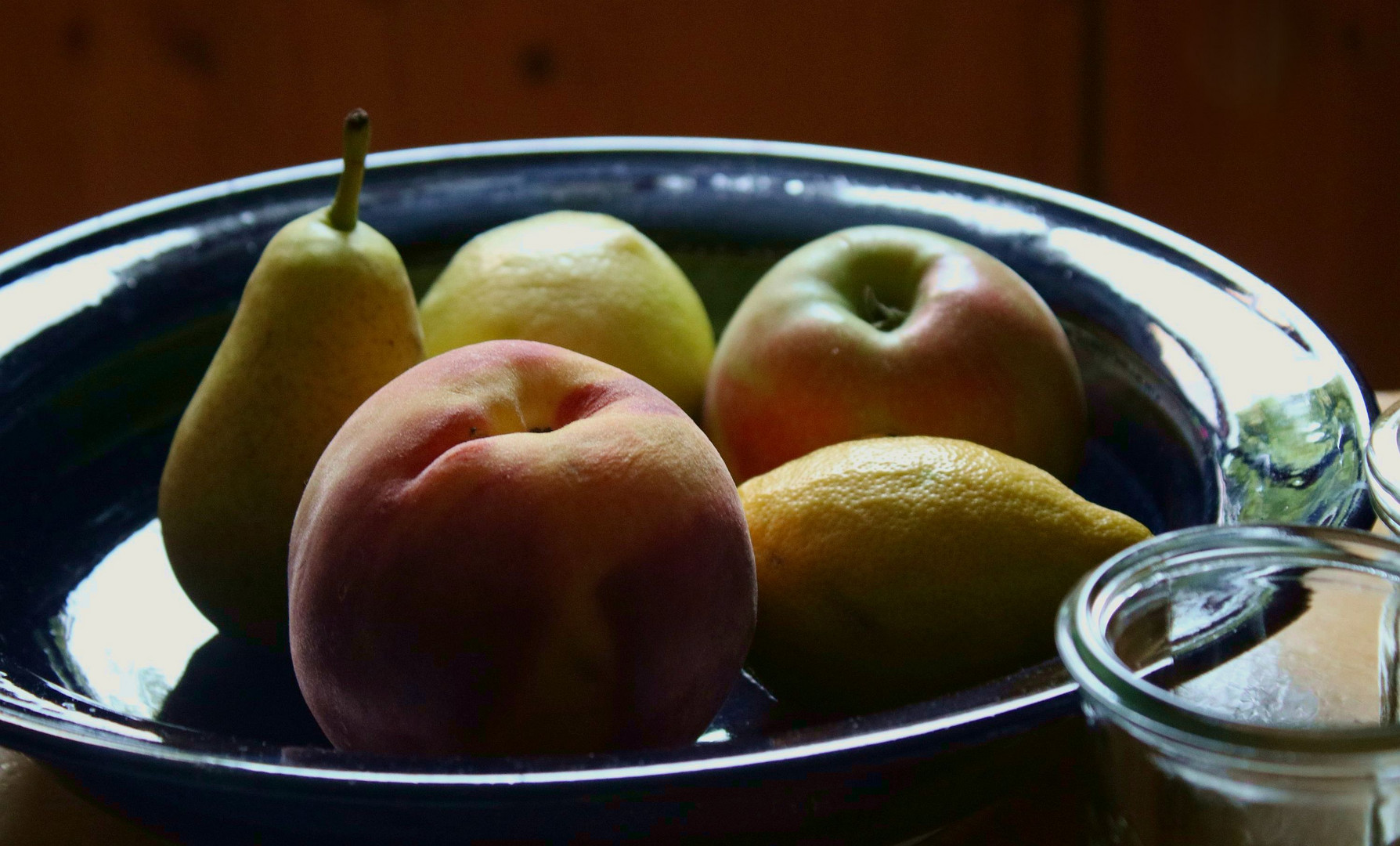 Obstteller mit Glas