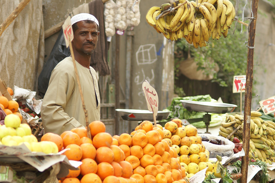 Obstverkäufer auf dem lokalen Markt in Luxor