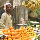 Obstverkäufer auf dem lokalen Markt in Luxor