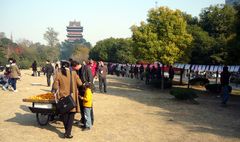 Obstverkauf und Eheanbahnung im Baohepark in Hefei