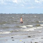 obwohl der Wind kalt ist sind die Leute im Wasser !