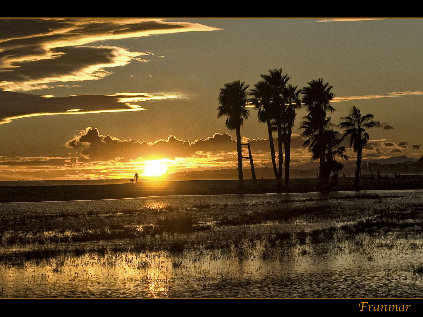 Ocaso en playa inundada