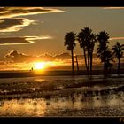 Ocaso en playa inundada