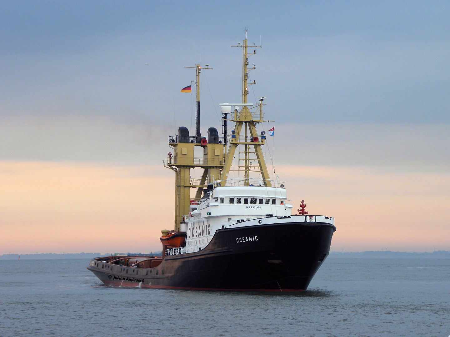 Oceanic läuft Helgolandkai an