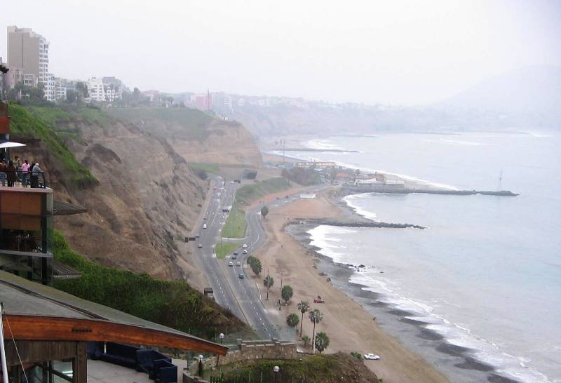 Oceano Pacífico bañando la costa de Lima