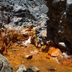 Ockerfarbener Weg durch das Bachbett zur Cascada de Colores