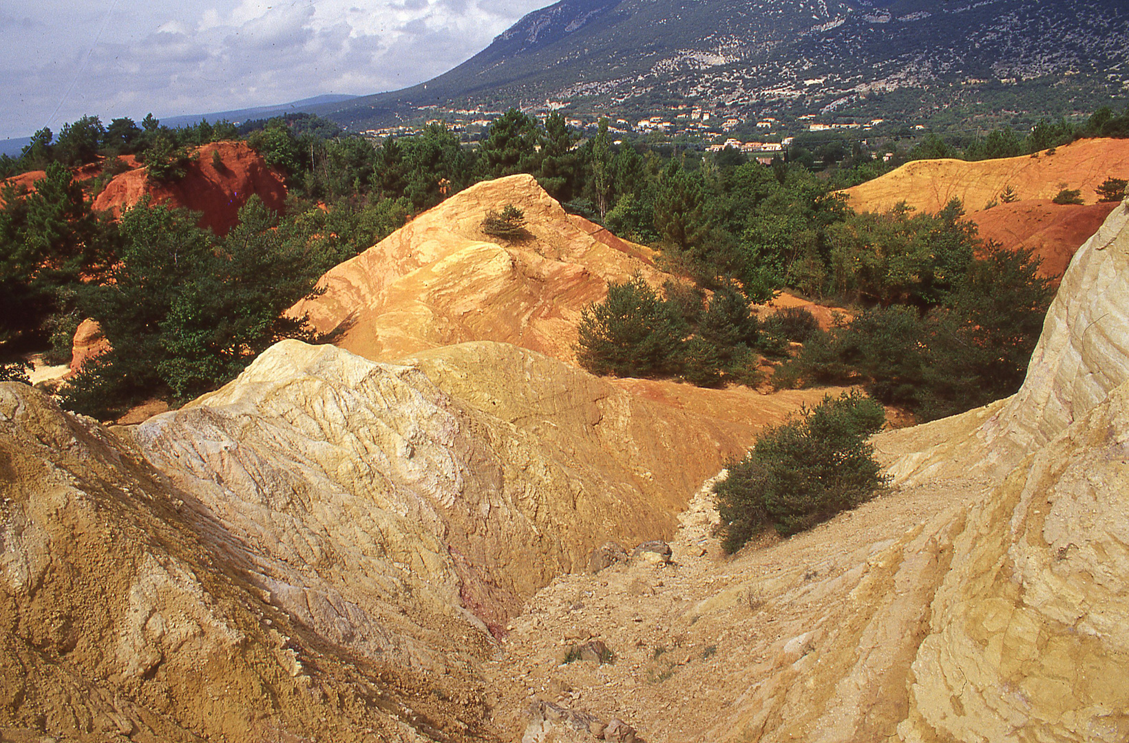 Ockerfelsen von Roussillon 2 ( Provence )