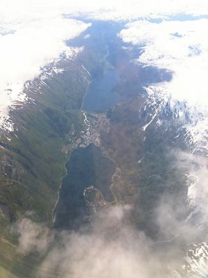 odda, der sørfjord und der wolkenbedeckte folgafonna