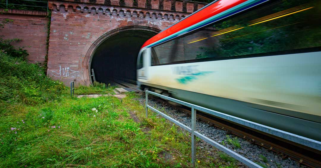 Odenwaldbahn mit verschwommenem Tunnel