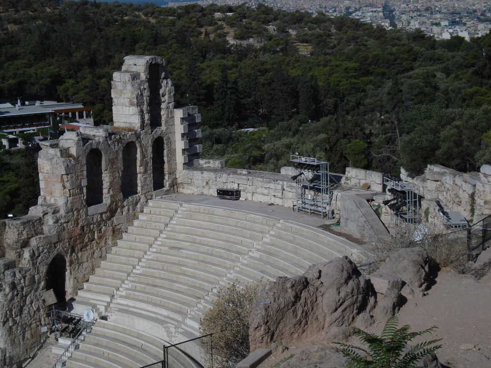 ODEON DE ERODES.SUBIDA A LA ACROPOLI